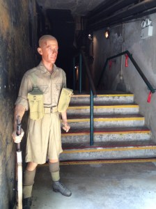 Sommes accueillis à l'entrée du bunker