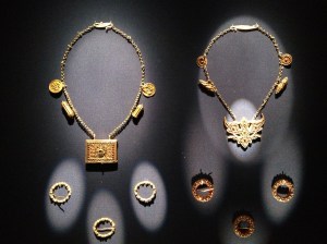 Bijoux en or finement ciselés