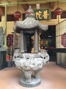 L'encens brûle en permanence