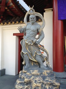 A l'entrée du Temple