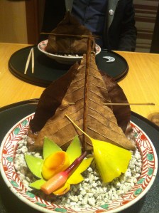 Plat principal présenté sur un lit de graviers