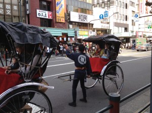 Les pousse-pousse se mêlent à la circulation