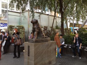 Hachi-ko devant la gare
