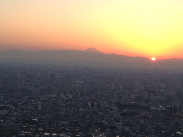 Le soleil se couche ... près du Mont Fuji