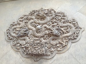 Jolie sculpture sur mur de marbre