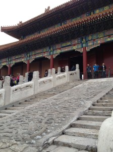 Parvis de marbre blanc