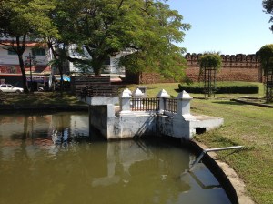 Fossé en bordure de la vieille ville
