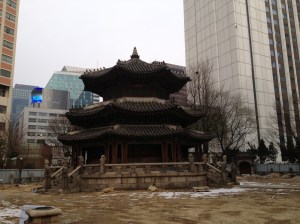 Le sanctuaire Hwangudan au pied de l'hôtel