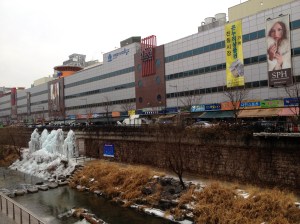 Des magasins tout le long de la rivière
