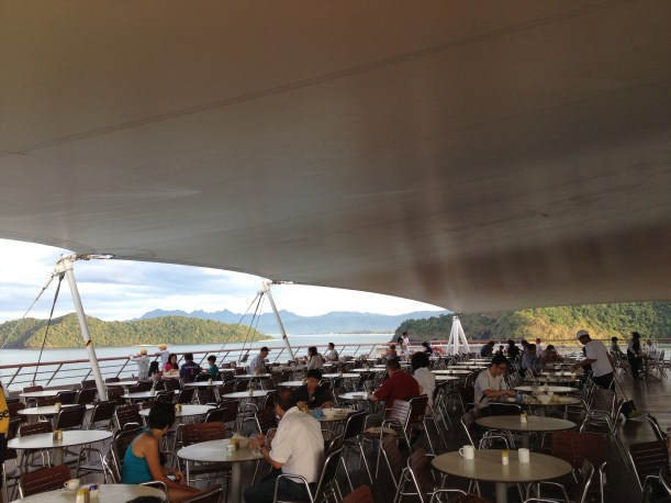 Petit-déjeuner sur le pont